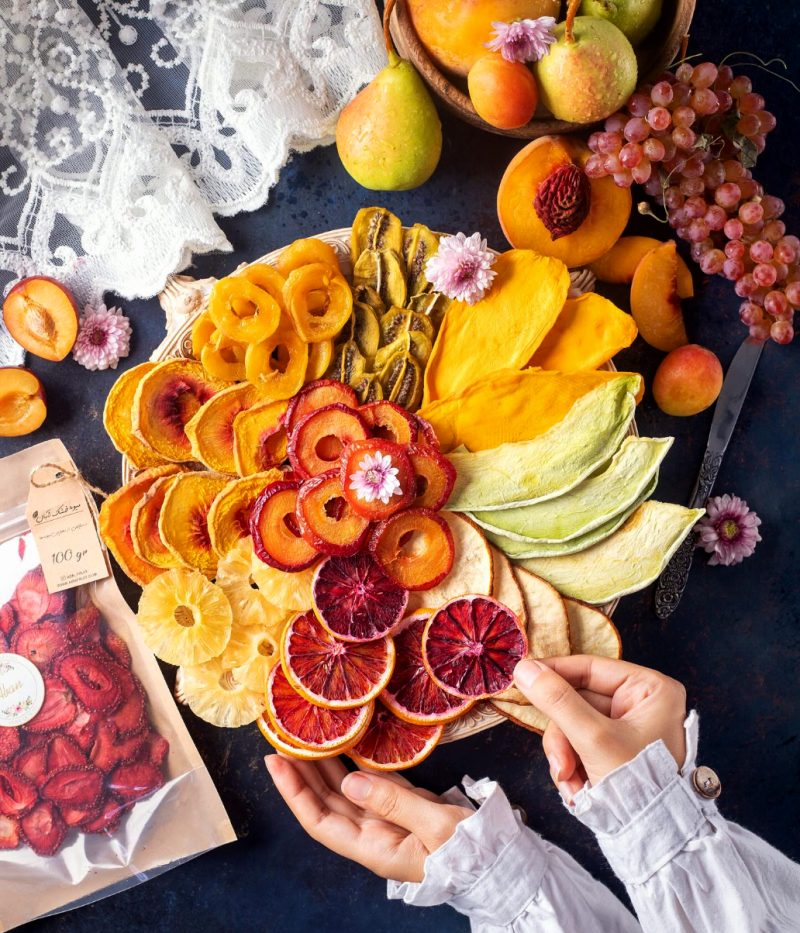 چیدن میوه‌های خشک آبان